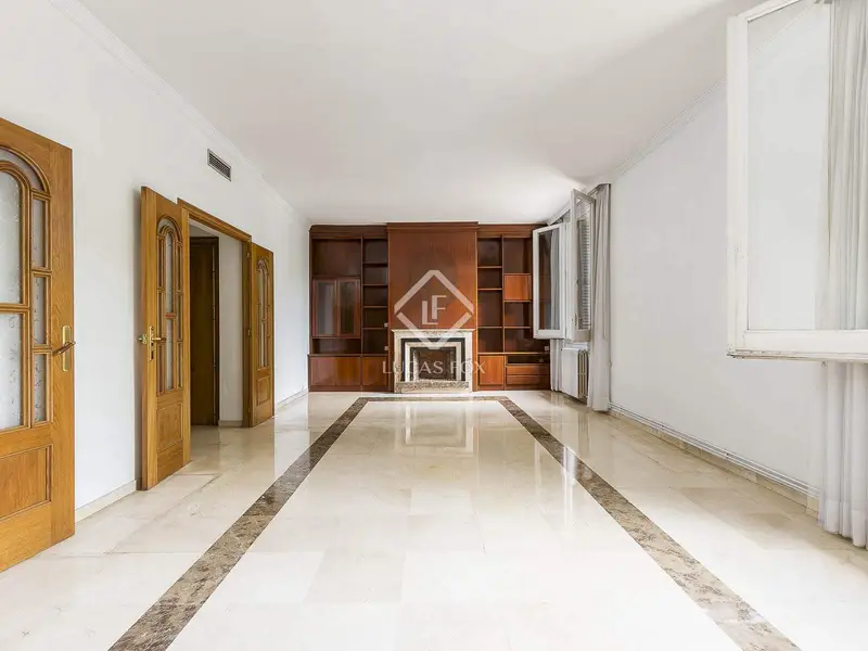 Apartamento en venta en Barcelona: 5 dormitorios, 3 baños, plaza de aparcamiento