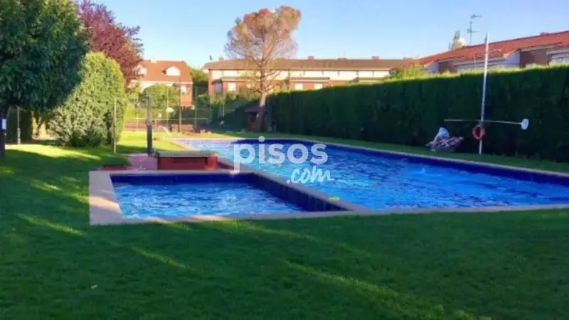 Chalet en Urbanizacion con Piscina y Jardin 3 Dormitorios Garaje 4 Coches