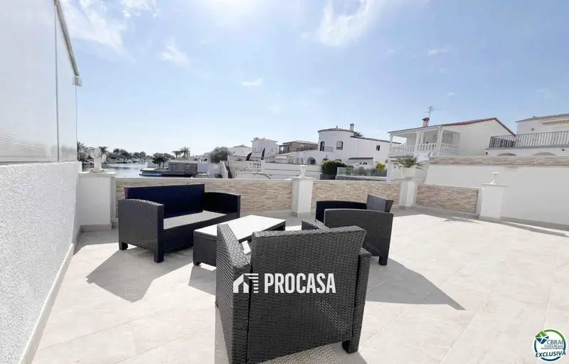 Chalet en Empuriabrava con Amarre Privado y Vistas al Canal
