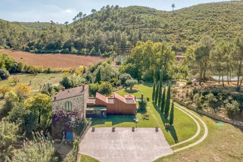 Masía con Piscina y Pista de Caballos en Boadella d Empordà