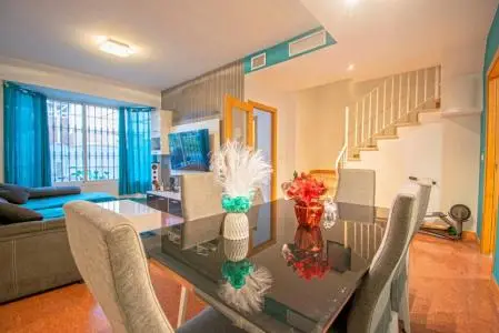 Adosado en Venta: Amplio y Luminoso, Perfecto para Familias