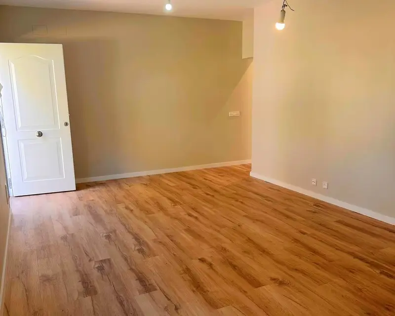 Chalet Moderno Renovado en Paterna con Piscina y Placas Solares