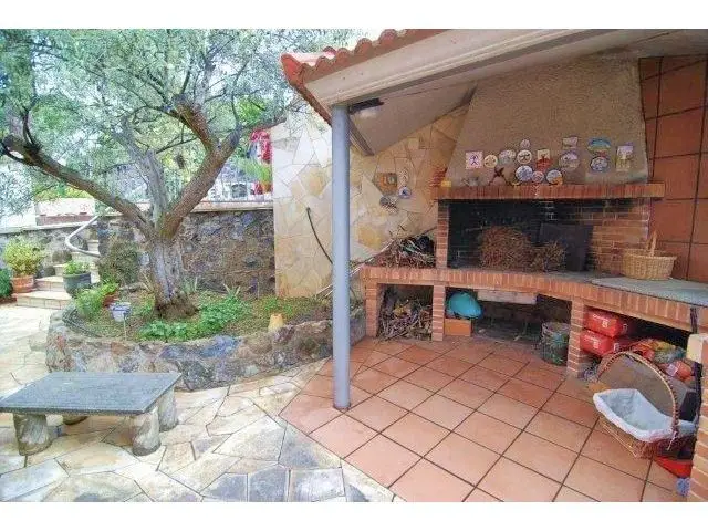 Chalet en Venta en Barcelona: Amplio, Luminoso, con Jardín y Barbacoa