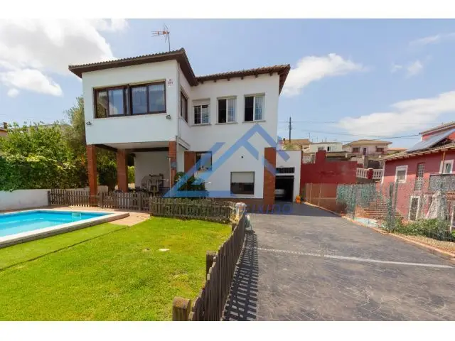 Casa espaciosa en Piera con piscina y garaje para familias