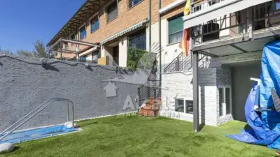 Chalet Adosado en Alovera con Piscina y 8 Placas Solares