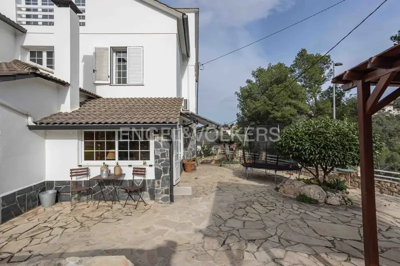 Chalet en venta en Vallirana con piscina y zonas de ocio