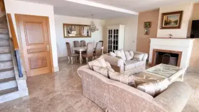 Apartamento en Marbella con Vistas al Mar y Golf