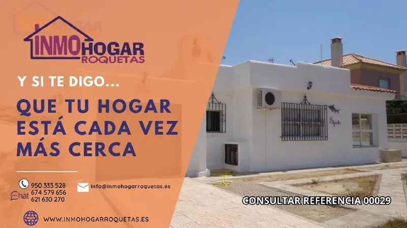 Chalet en Roquetas de Mar con Garaje y Jardin Cerca de la Playa