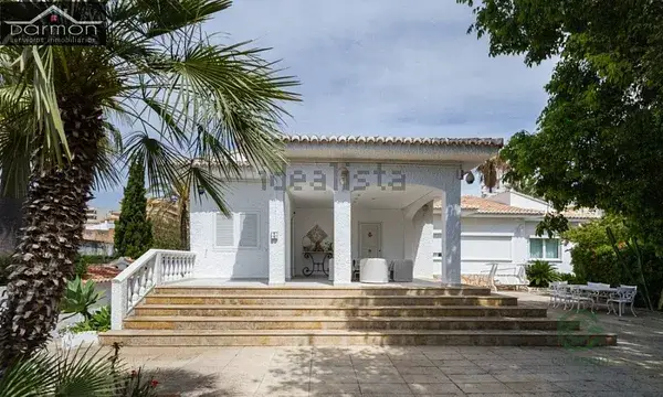 Chalet de Lujo en Gandia con Piscina Privada y Vistas al Mar