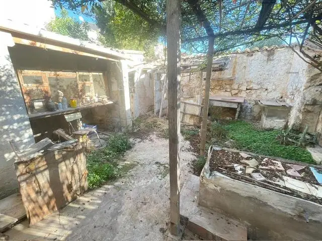 Casa en Alaró para Reformar con 4 Habitaciones y Patio