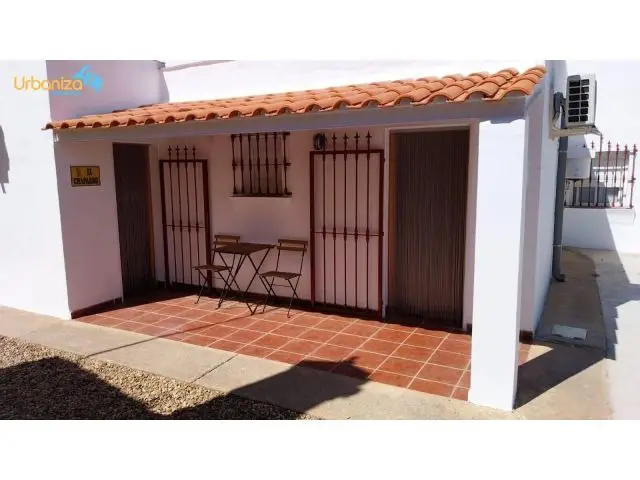 Chalet con Piscina y 3 Viviendas en Parcela de 1966m2