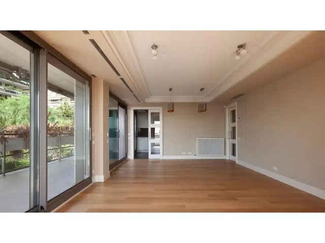 Piso en Alquiler en Barcelona con Vistas al Mar y la Montaña