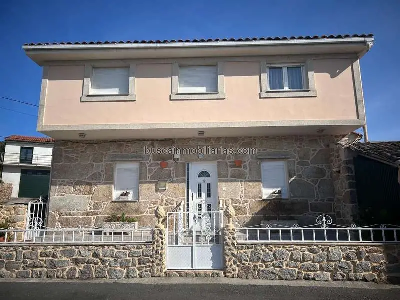 Casa en venta Carnota: 4 dormitorios, jardin, cocina exterior