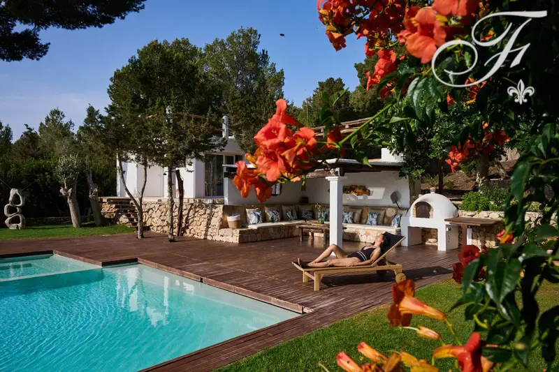 Villa de Lujo en Ibiza con Vistas al Mar - Alquiler Anual