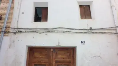 Casa Adosada en Venta en Buñol - Gran Superficie para Reformar