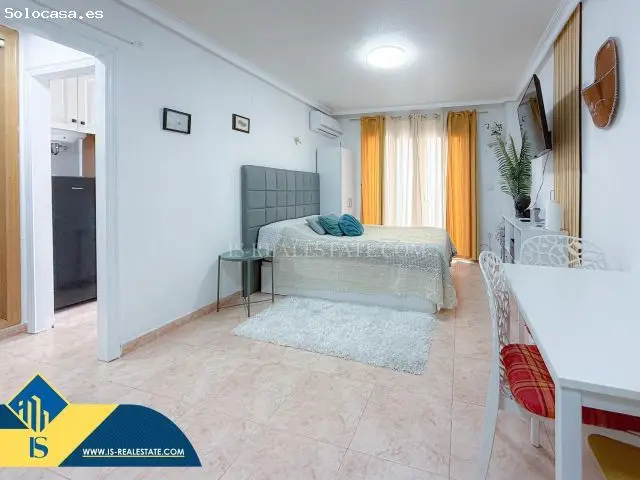 Estudio con Terraza Gigante Cerca de la Playa en Torrevieja