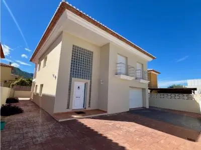 Casa Independiente en Pedreguer 4 Dormitorios Garaje Jardin