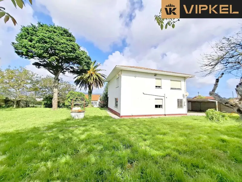 Casa con Finca en Narón - 2 Plantas - Amplios Dormitorios - Zona Residencial