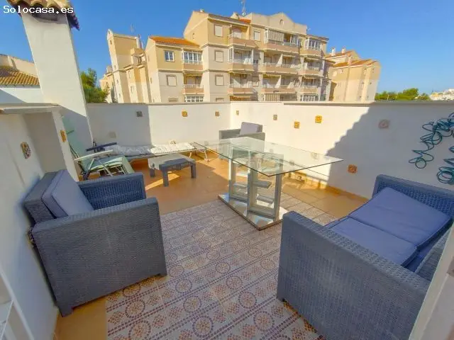 Chalet Triplex en Torrevieja con Piscina Cerca de la Playa
