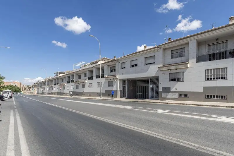 Adosado de Lujo en Granada con Piscina y Vistas a la Sierra