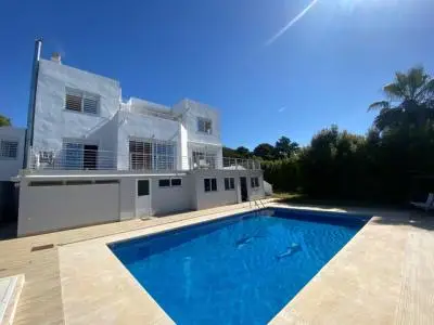 Villa de Lujo en Elviria con Vistas al Mar