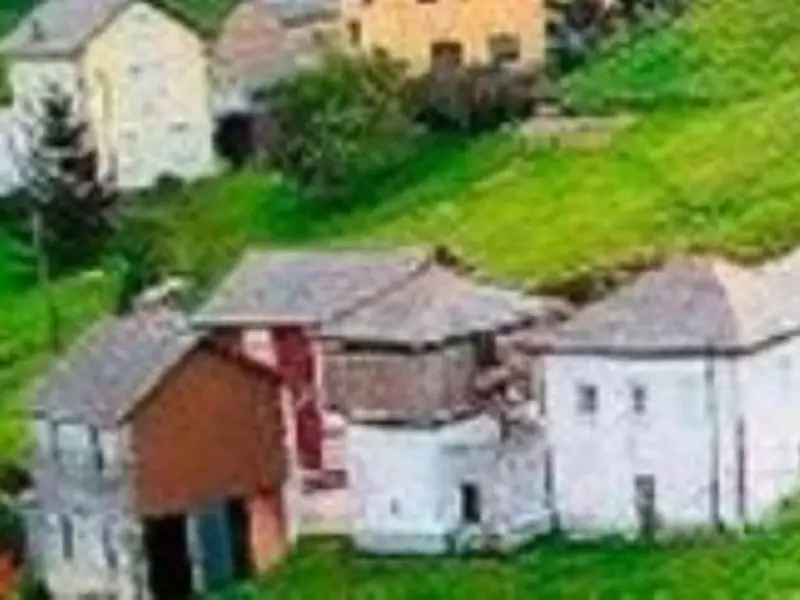 Chalet en Trevias Asturias con Horreo y Pajar