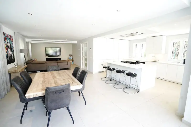 Chalet en Nueva Andalucía con Piscina y Apartamento