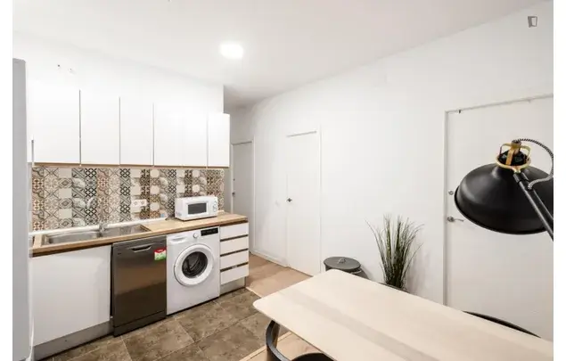 Rent 7 bedroom apartment in Madrid