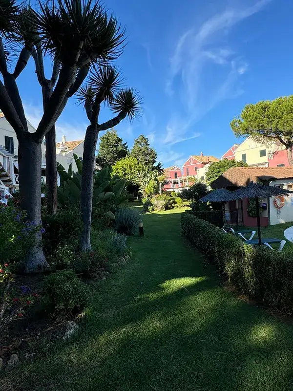 Apartamento en Planta Baja Reformado con Terraza y Piscina