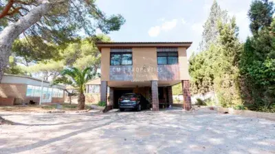 Chalet Independiente en La Canada con Piscina Cubierta