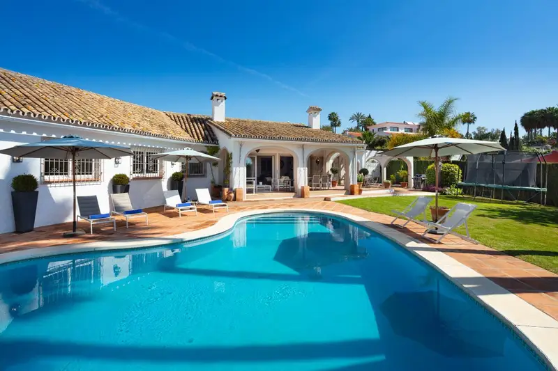 Villa Andaluza en Marbella Este: 5 Dormitorios, Piscina y Jardines
