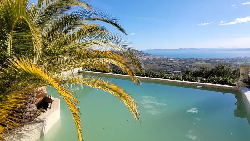 Villa en Roses con Vistas Panorámicas y Piscina Infinity