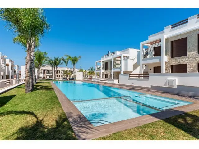 Bungalow en Torrevieja con Vistas a Lagunas
