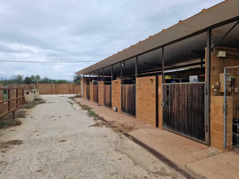 Chalet en Venta Forallac Girona con Piscina y Boxes para Caballos