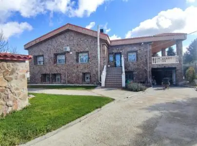 Villa en La Guardia Toledo con Piscina y Dos Viviendas