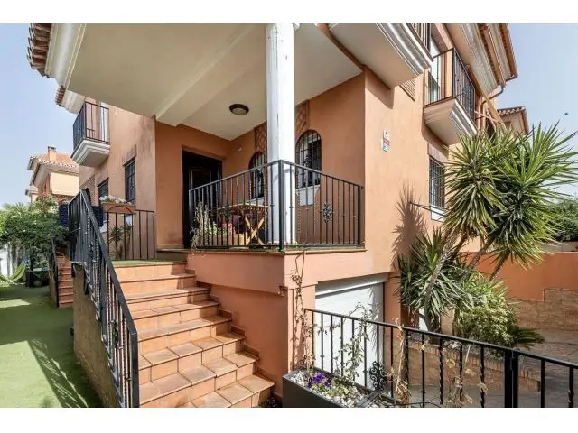 Chalet Pareado con Piscina Privada y Licencia Turistica Vegas del Genil