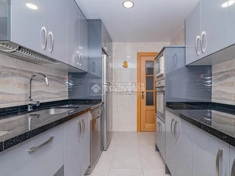 Chalet adosado en Urbanización La Joya con piscina