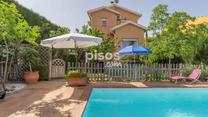 Chalet en Cumbres Verdes La Zubia con Piscina y Barbacoa