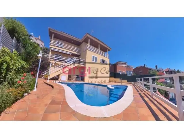 Bonita Casa con Piscina y Vistas al Mar