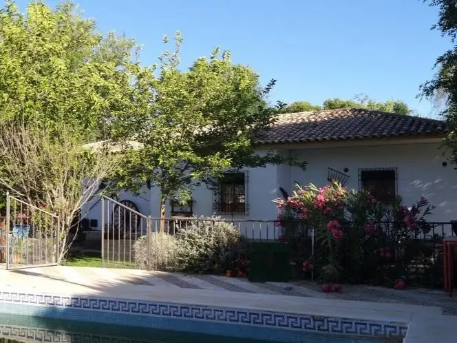 Chalet 5 Dormitorios Albendin Piscina Jardin