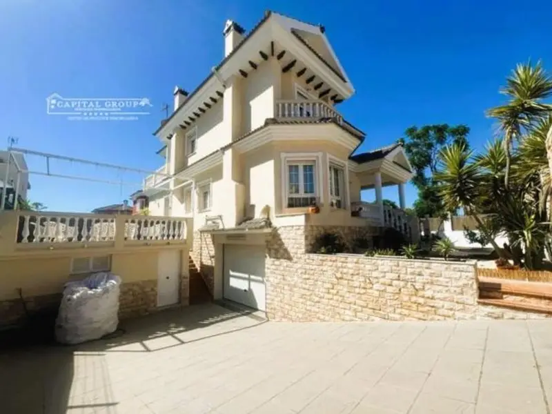 Chalet en Punta Umbria con Piscina y Garaje Amplio