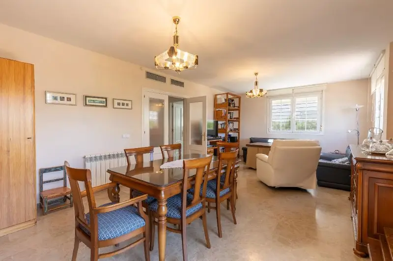 Venta Chalet con Chimenea en Armilla - 4 Dormitorios, Patio 90m2, Terraza