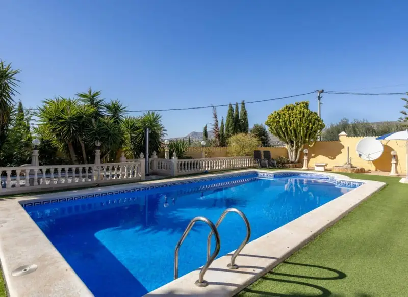 Chalet con Apartamentos, Establos y Gimnasio en Fortuna