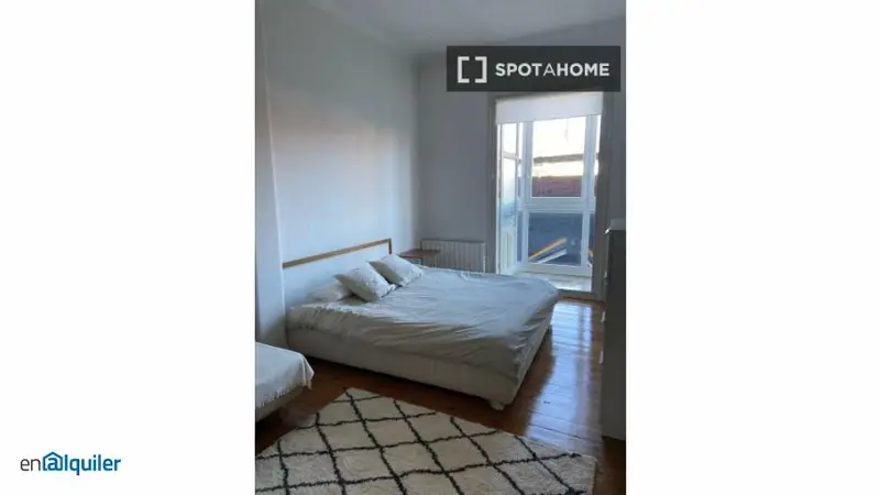 Se alquila habitación en piso de 5 habitaciones en Bilbao
