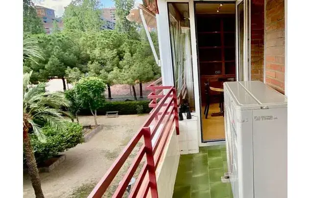 Alquiler de habitaciones en Barcelona piso amueblado con balcón