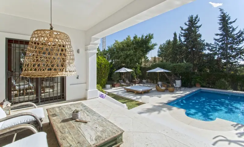 Chalet en Venta Nueva Andalucía 5 Dormitorios Piscina Privada Vistas Panorámicas