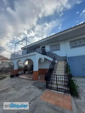 Casa con 3 habitaciones, salón, chimenea y cochera en Guadix