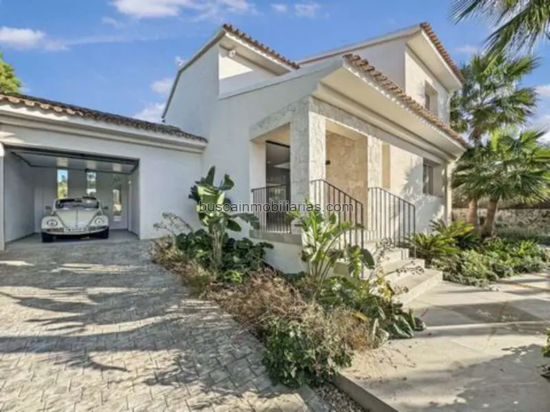 Villa en Venta en Mallorca: Lujo Mediterráneo cerca del Mar