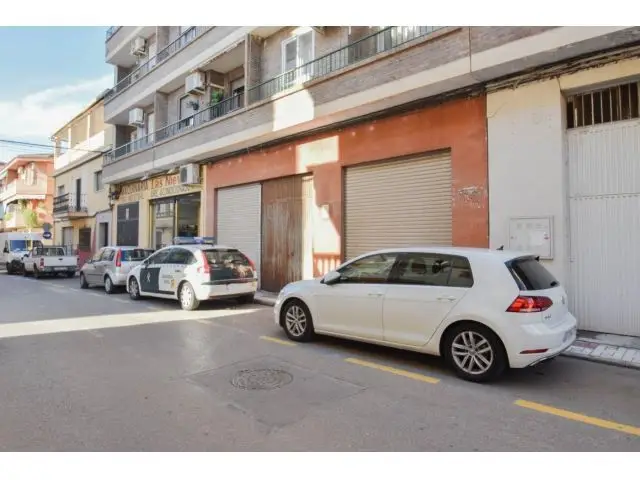 Local Comercial en Bruto junto a Avenida Principal