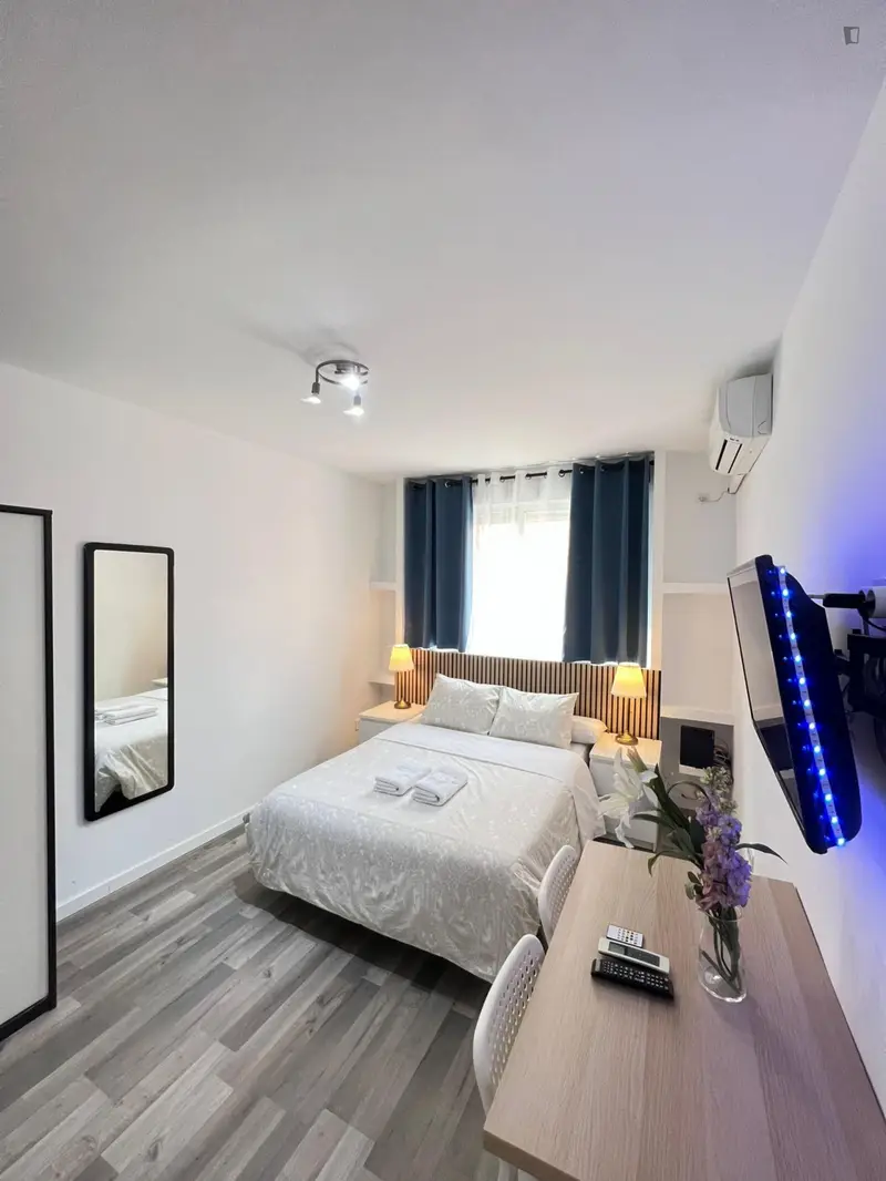 Estudio Moderno en Madrid con Wifi y Cocina Equipada